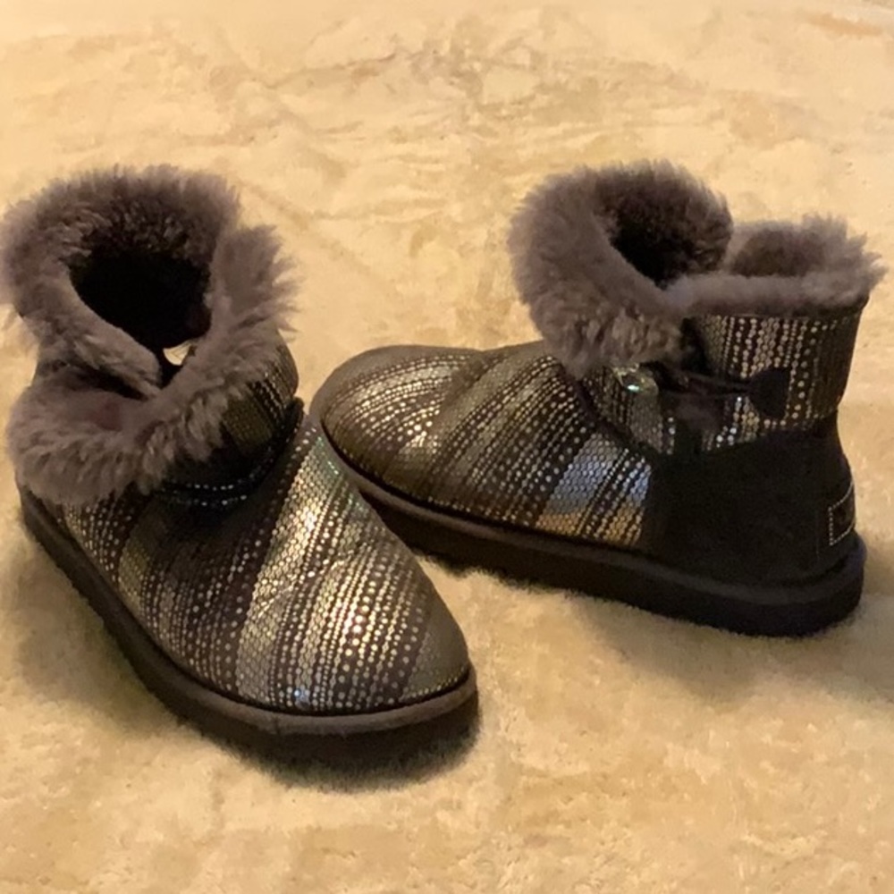 UGG Australia Mini Bailey Button Bling- Gray/Silver-Sz.9-Fleece Lined